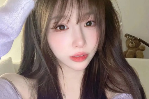 高圆圆也耍大牌？被多名工作人员围绕获助理蹲地上穿鞋惹争议